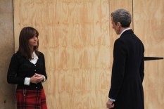 Clara inspecciona al nuevo Doctor.